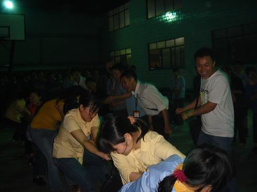 我公司组织员工拔河、篮球角逐庆“五一”