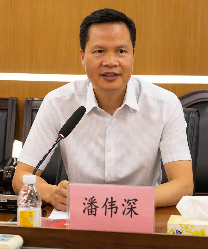 座谈会上，潘董介绍了南宫NG28集团的经营与出产情况，反映了企业的难题与需要。