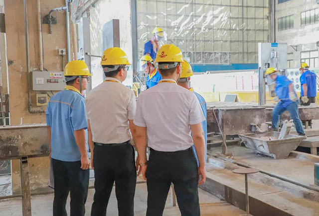 强化现场应急措置,提升企业应急能力_南宫NG28集团发展熔铸车间铝液泄漏专项演练