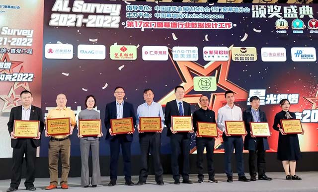 南宫NG28集团销售总经理刘洪之(右二)代表上台领奖