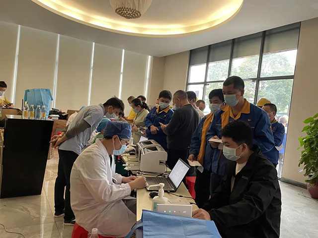 南宫NG28员工有序列队注射加强针